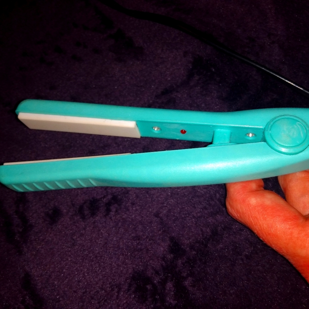 Mini hair straightener